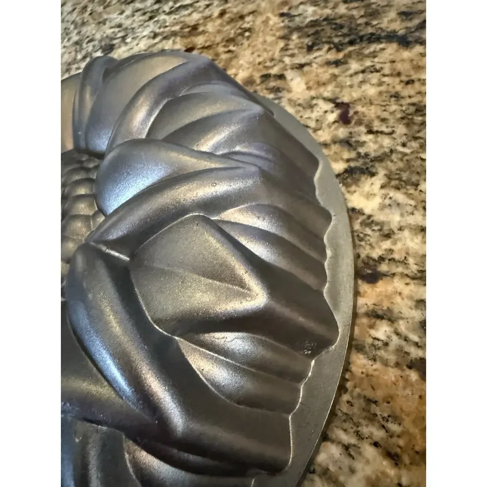 Nordic Ware 10 Cup Sunflower Bundt Pan Flower Cake Non Stick Bake Ware 10.5